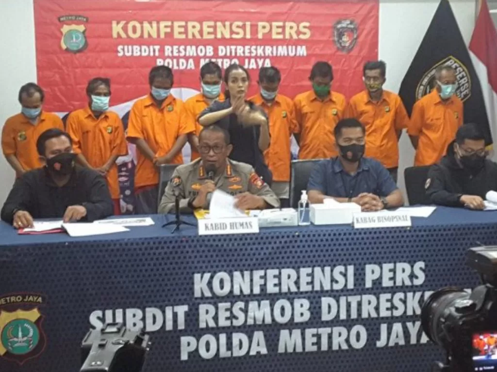 Polda Metro Jaya meringkus delapan orang pelaku pencurian suku cadang bus TransJakarta di penampungan bus kawasan Pulogadung, Jakarta Timur. (Antara)