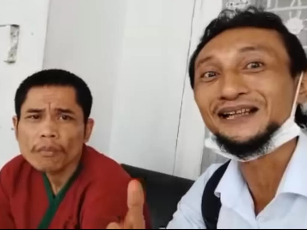 Bharaka Asep saat ditemui rekannya di RSJ Banda Aceh. (Facebook)