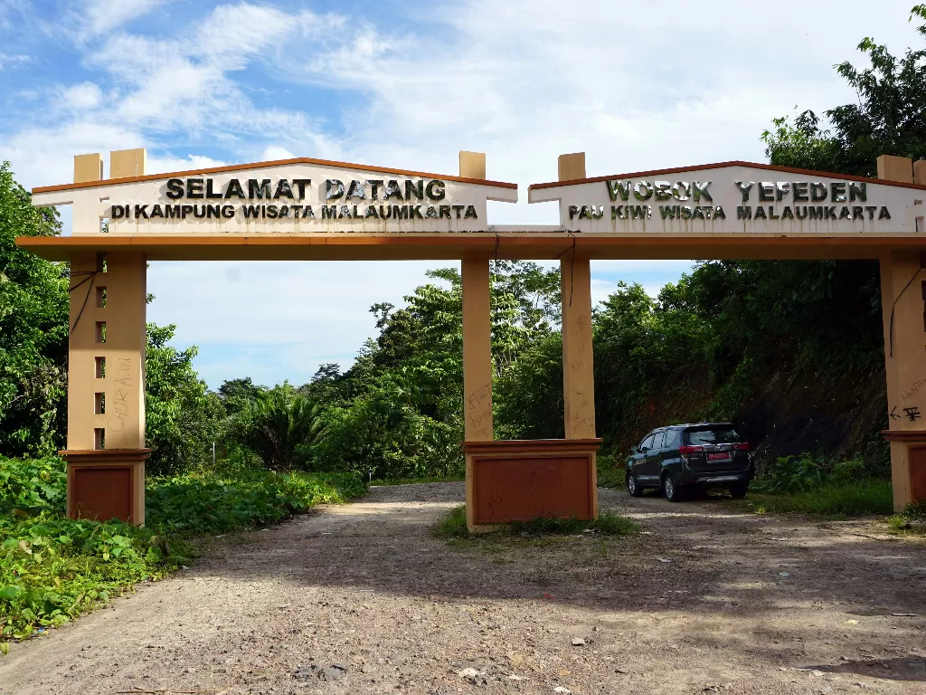 Pintu gerbang Kampung Malaumkarta di Kabupaten Sorong (ANTARA FOTO/Olha Mulalinda)