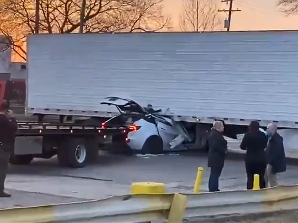 Mobil Tesla yang mengalami kecelakaan di Detroit, AS (photo/Twitter/@CharlieLangton)