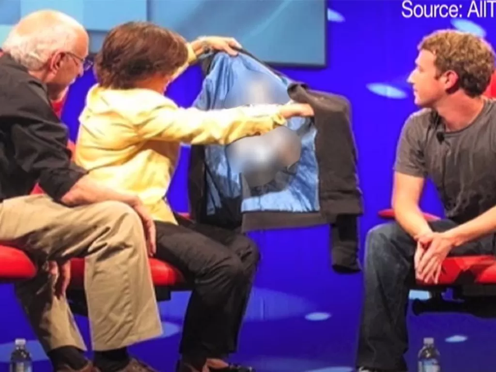 Mark Zuckerberg saat diwawancarai dan memperlihatkan simbol rahasia di balik jaketnya. (Istimewa)