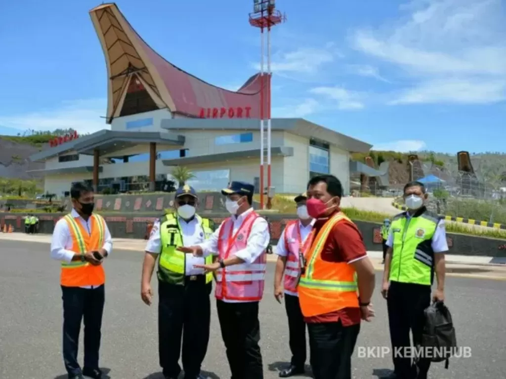 Menteri Perhubungan Budi Karya Sumadi saat meninjau Bandara Toraja. (ANTARA/HO/Kementerian Perhubungan)