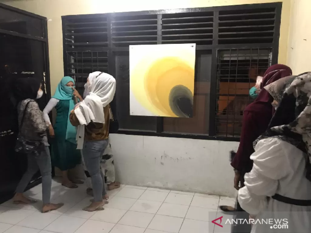 Perempuan yang diamankan Satpol PP/WH Banda Aceh, di kantor Satpol PP/WH setempat, Rabu (17/3) dini hari. (photo/ANTARA/HO)