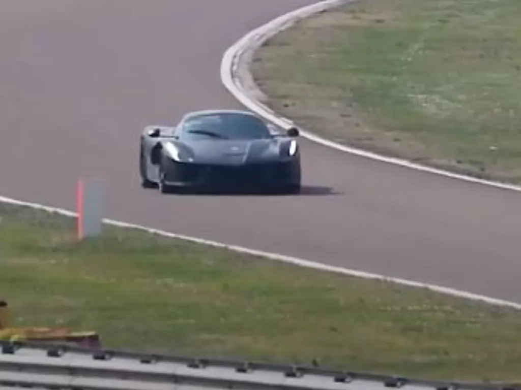 Tampilan produk Ferrari terbaru yang melakukan uji jalan. (photo/SS/Youtube/Varryx)