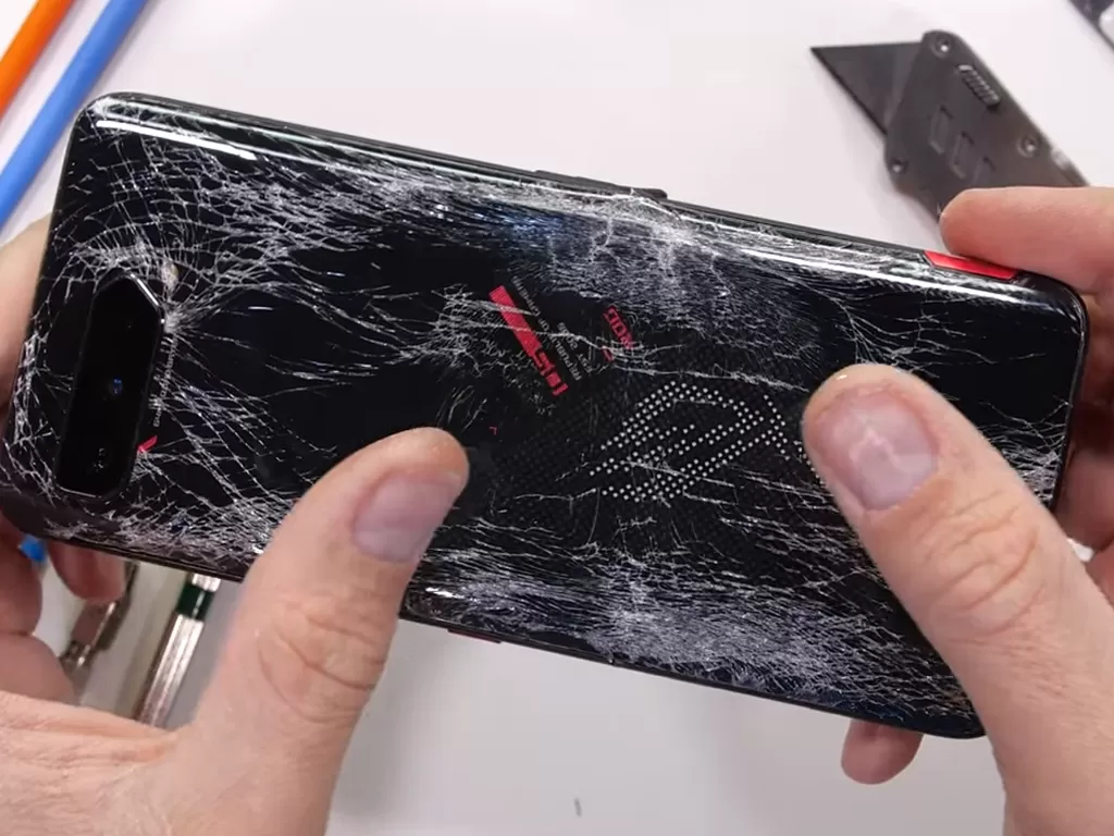 Bagian belakang ROG Phone 5 yang pecah saat dilakukan bend test (photo/YouTube/JerryRigEverything)