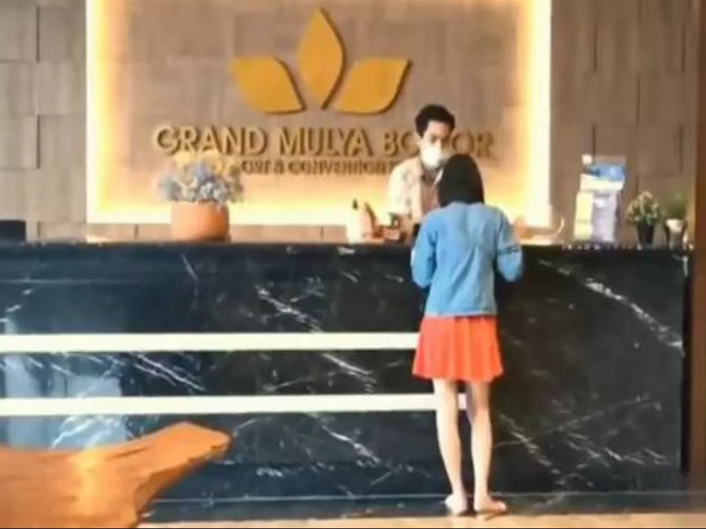 Wanita bergaun merah pemeran video syur di hotel Bogor. (Ist)