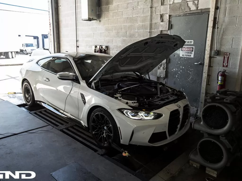 Tampilan BMW M4 2021 ketika dilakukan dyno test. (photo/Facebook/IND Distribution) 
