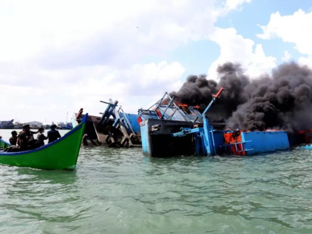 Dua kapal asing pencuri ikan ditenggelamkan di perairan pelabuhan Samudera Lampulo, Banda Aceh, Aceh, Kamis (18/3/2021). (Antara)