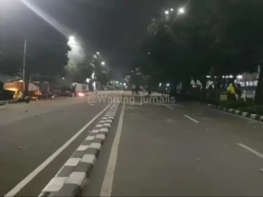 Bentrok antar warga akibat sengketa tanah di Jakarta Selatan pada Rabu malam (17/3/2021). (Instagram/warungjurnalis)