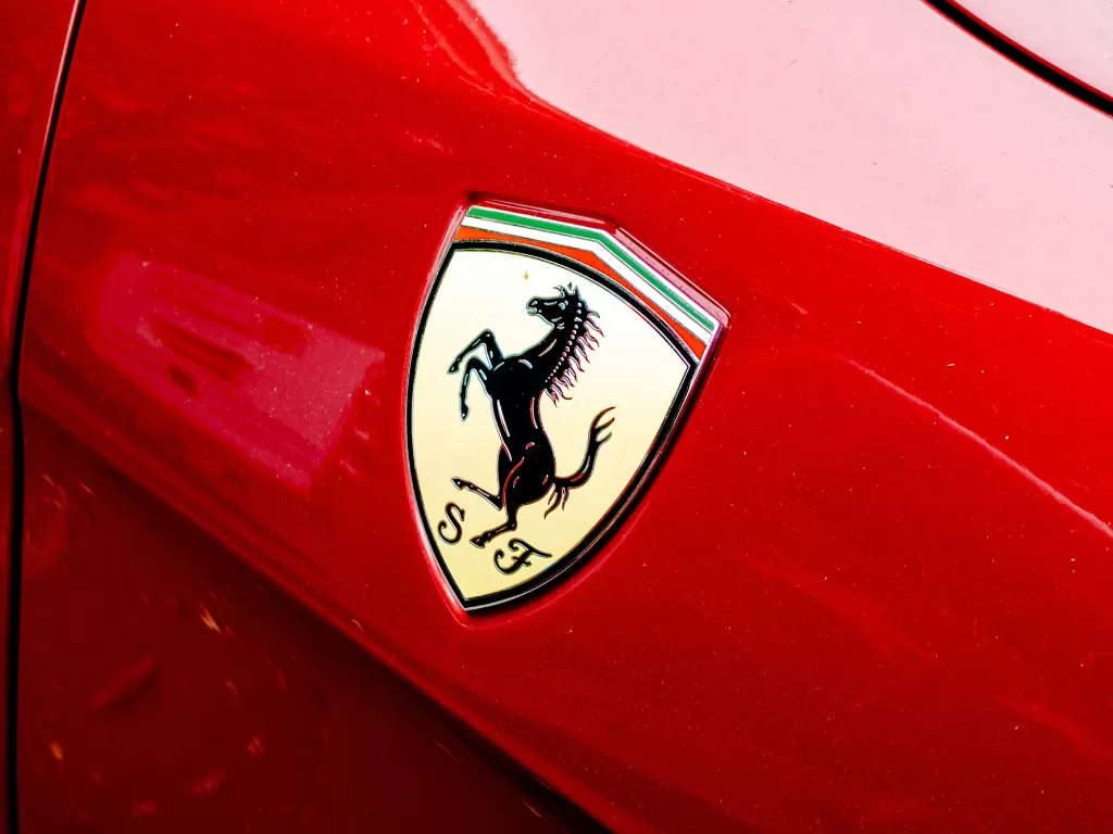 Tampilan logo Ferrari di salah satu mobil buatannya (photo/Unsplash/Jannis Lucas)