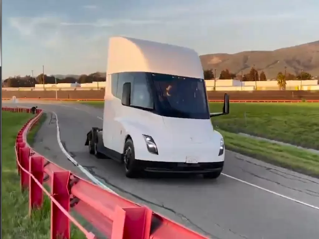 Tampilan semi truck bertenaga listrik buatan Tesla (photo/Twitter/@Tesla)