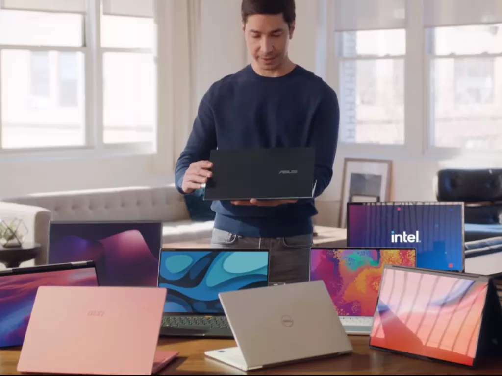 Justin Long saat mencoba menggunakan laptop bertenaga Intel (photo/YouTube/Intel)