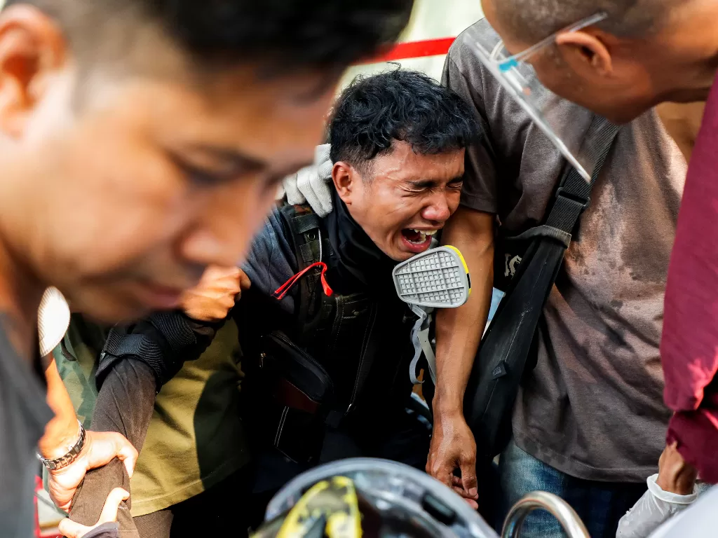 Para pengunjung rasa yang terus mendapatkan kekerasan dan pembunuhan di Myanmar. (REUTERS/Stringer)