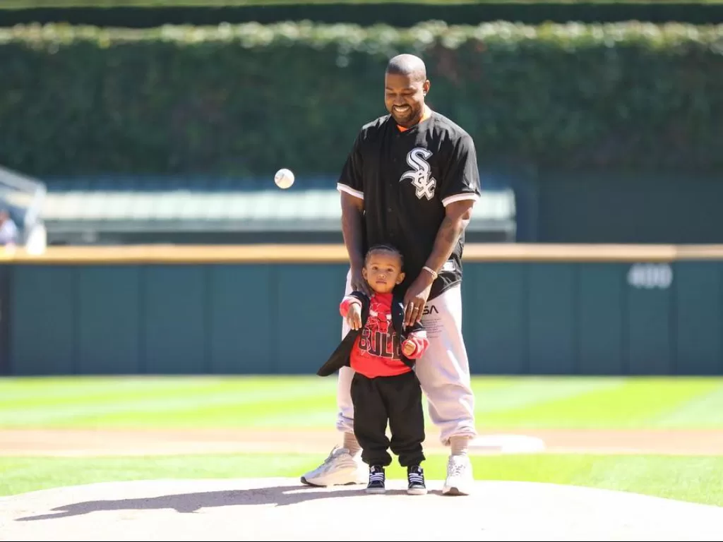 Kanye West dengan putranya. (photo/Instagram/@kanyewest)