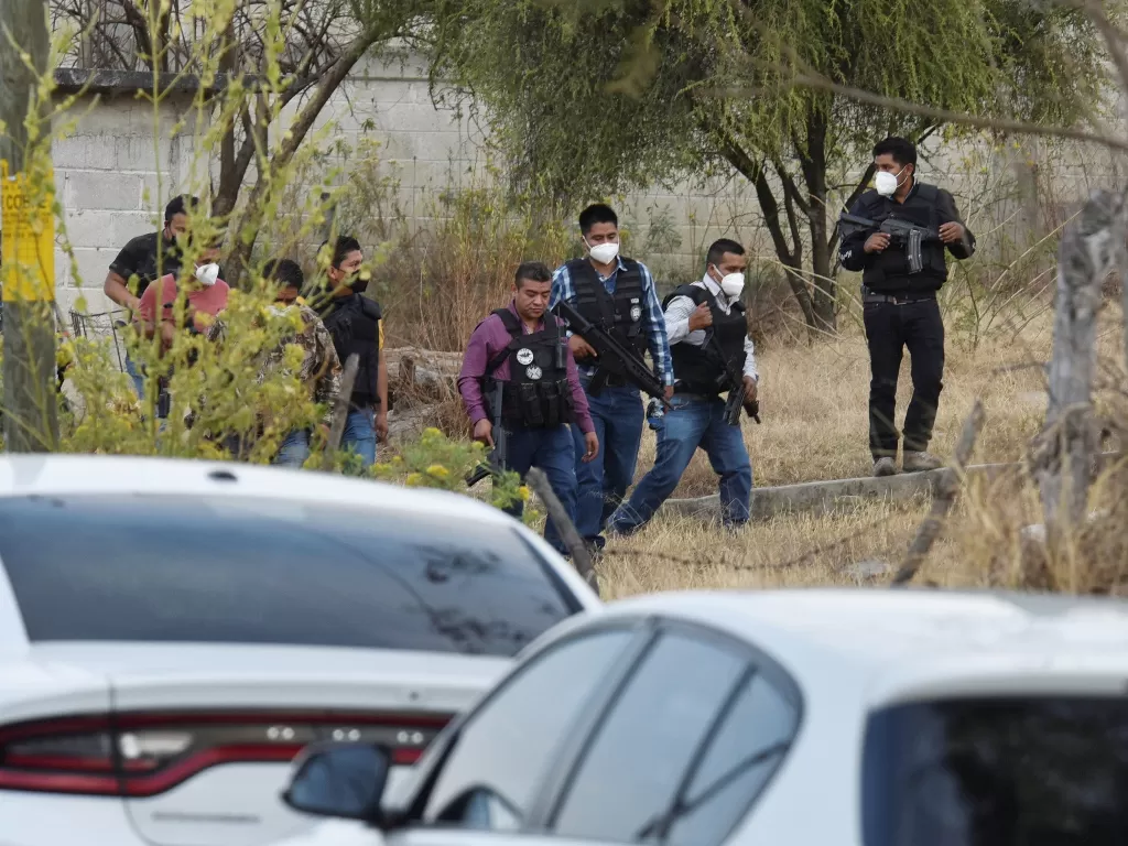 Aparat berada di TKP penembakan yang menewaskan 13 polisi Meksiko (REUTERS/Jose Aguilar)