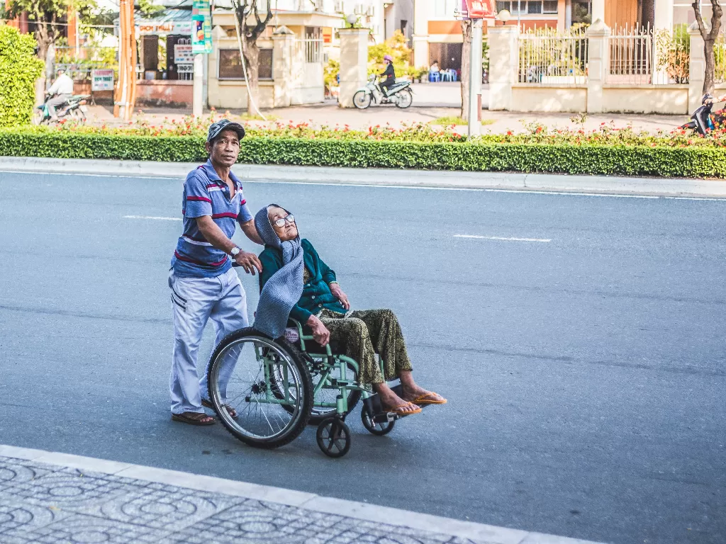 Ilustrasi lansia stroke yang duduk di kursi roda. (photo/Ilustrasi/Pexels/Streetwindy)