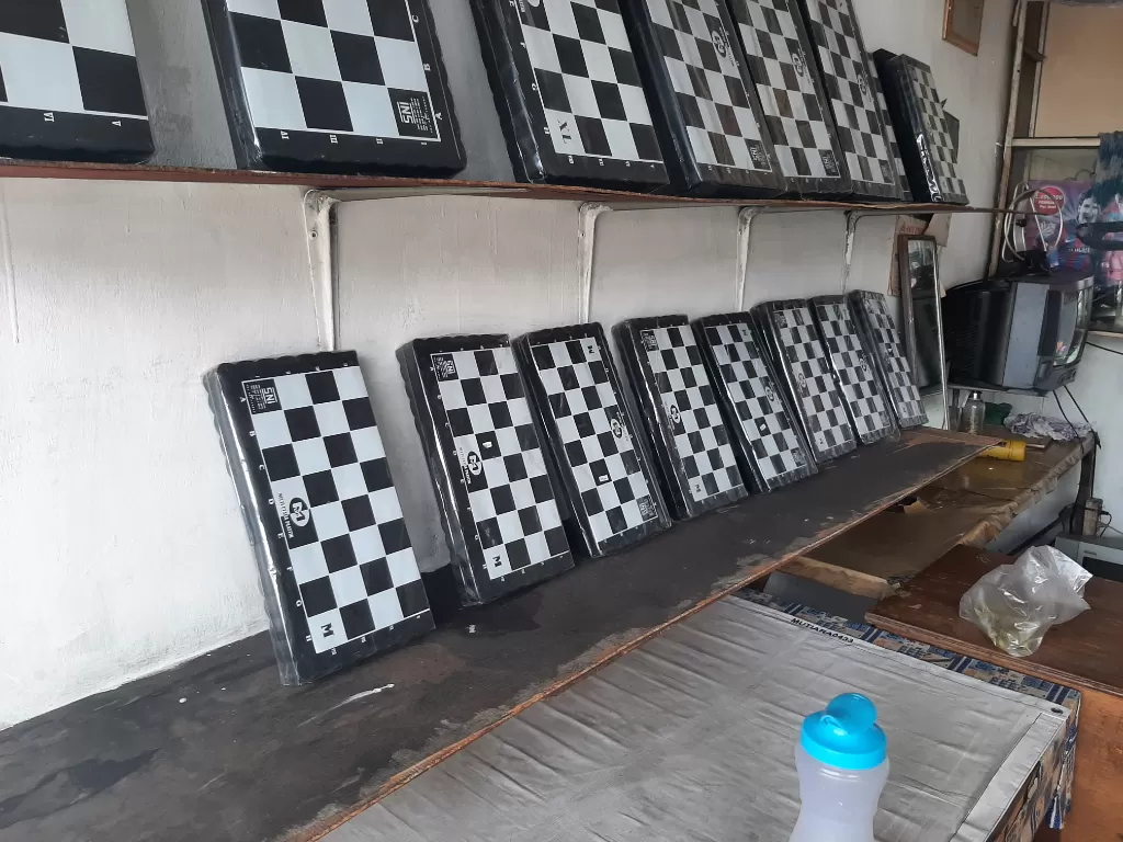 Penjualan papan catur di Pasar Ciputat, Tangsel alami peningkatan setelah polemik Dewa Kipas. (INDOZONE/Harits Tryan Akhmad)