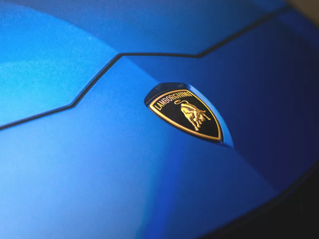 Logo pabrikan Lamborghini. (photo/Pexels/Sundesh Chaudhary)
