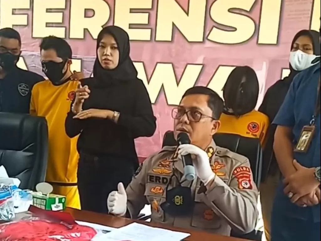 Paparan pelaku pemeran video syur di Bogor inisial RTM dan PVT diekspos di Polda Jabar. (Instagram)