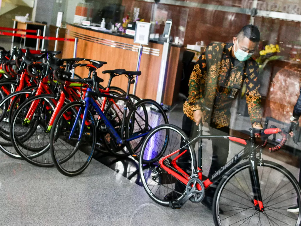 Petugas mengamankan sejumlah unit sepeda yang dibeli oleh tersangka kasus dugaan suap perizinan ekspor benih lobster Syafri di Gedung KPK, Jakarta, Jumat (19/3). (photo/ANTARA FOTO/Rivan Awal Lingga)