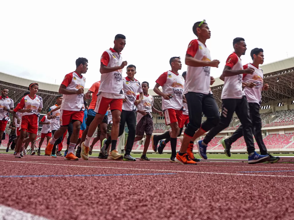 Ilustrasi. Sejumlah atlet lari melakukan pemanasan, di lintasan lari Stadium Lukas Enembe, Sentani, Kabupaten Jayapura, Provinsi Papua, Selasa (9/1/21).  (photo/ANTARA FOTO/Indrayadi TH/ilustrasi)