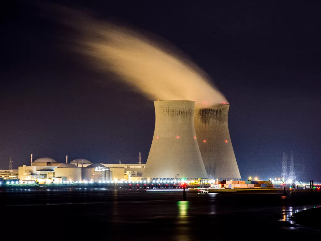 Ilustrasi pembangkit listrik tenaga nuklir (Unsplash)