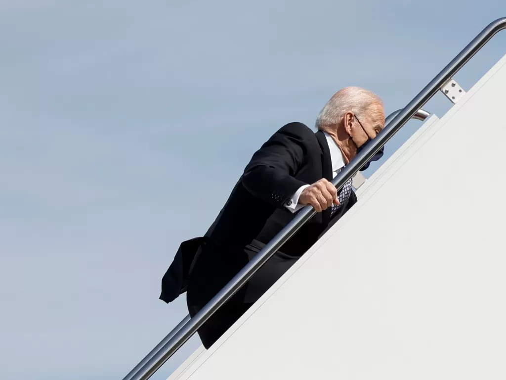 Presiden Joe Biden saat terjatuh di tangga pesawat (REUTERS/Carlos Barria)
