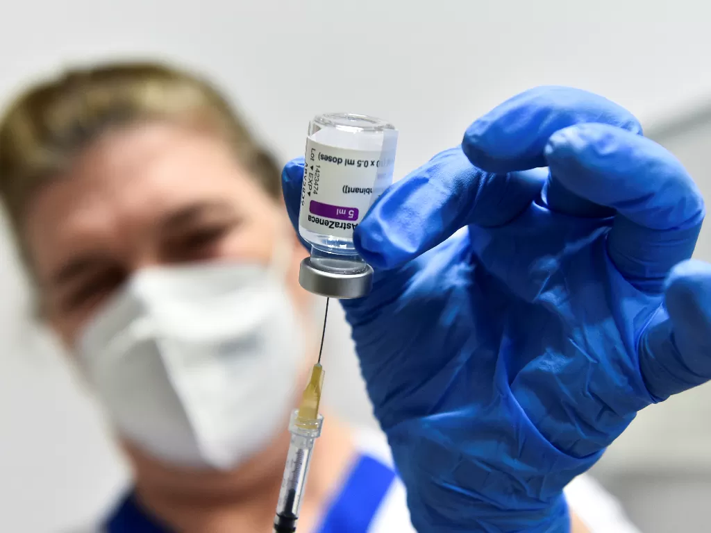 Ilustrasi. Petugas layanan kesehatan menyiapkan dosis vaksin penyakit virus korona AstraZeneca COVID-19. (photo/REUTERS/Massimo Pinca)