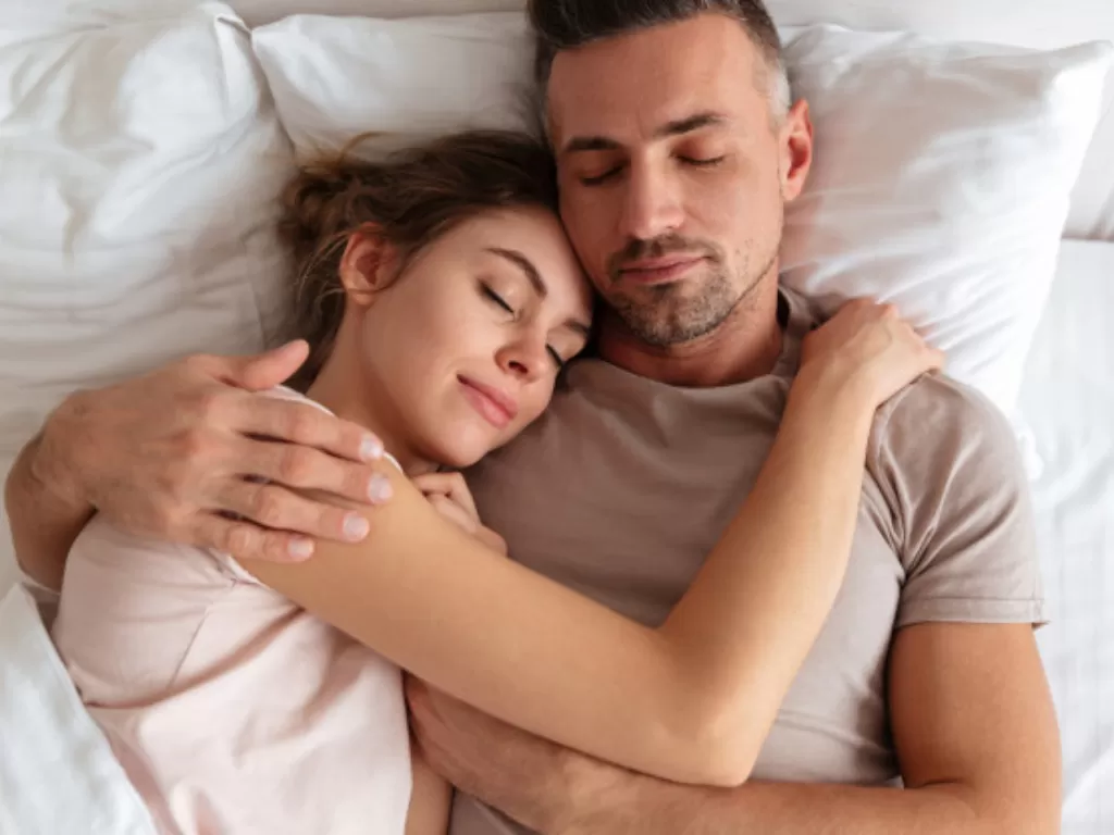 Ilustrasi tidur bersama suami (freepik)