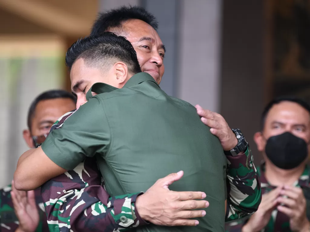 Kepala Staf Angkatan Darat (KSAD) Jenderal TNI Andika Perkasa (kiri) memeluk prajurit TNI AD Serda Aprilio Perkasa Manganang (ANTARA FOTO/M Risyal Hidayat)