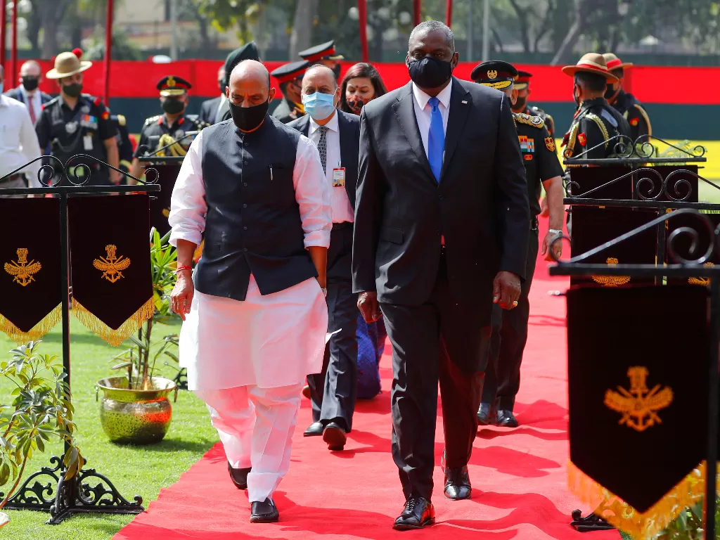 Menteri Pertahanan India Rajnath Singh dan Menteri Pertahanan AS Lloyd Austin pergi setelah resepsi seremonial di New Delhi, India, Sabtu (20/3).  (photo/REUTERS/Adnan Abidi)