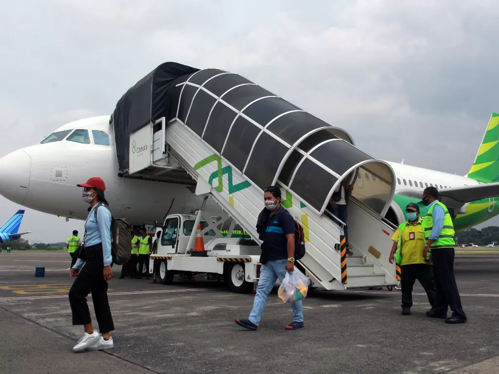 Sejumlah penumpang turun dari pesawat tujuan Ternate - Jakarta setibanya di Bandara Halim Perdanakusuma, Jakarta, Kamis (25/2/2021). (ANTARA/Muhammad Iqbal)