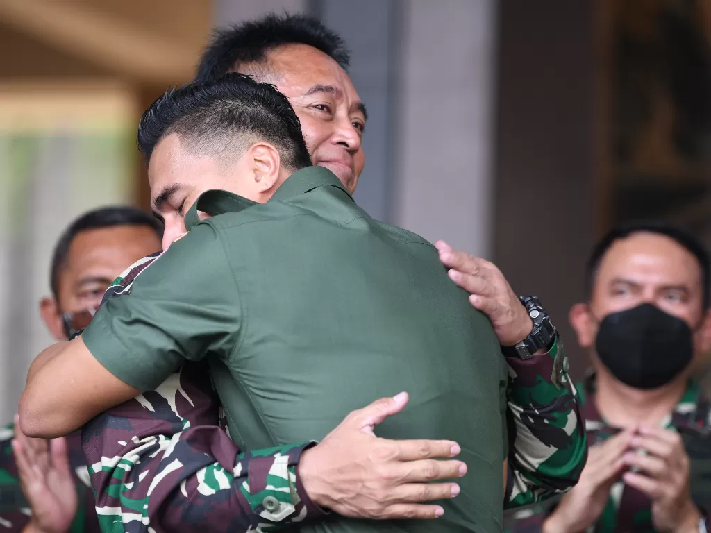 Kepala Staf Angkatan Darat (KSAD) Jenderal TNI Andika Perkasa (kiri) memeluk prajurit TNI AD Serda Aprilio Perkasa Manganang (kanan). (ANTARA/M Risyal Hidayat)