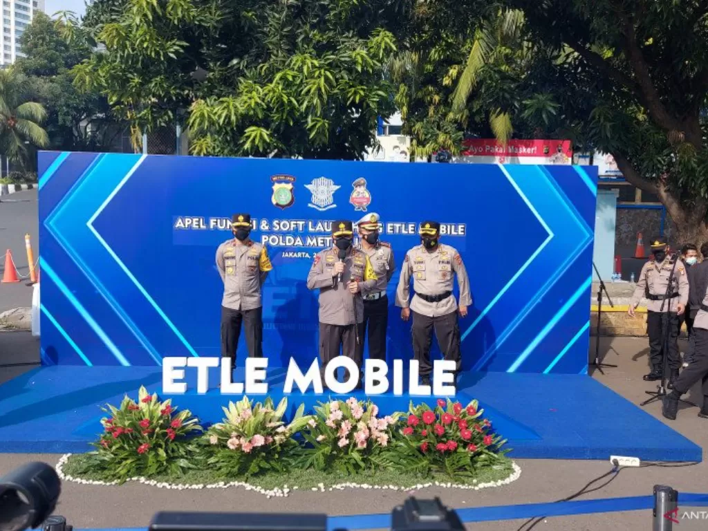 Kapolda Metro Jaya Irjen Polda Fadil Imran berikan pengarahan dalam peluncuran ETLE Mobile di Lapangan Presisi Ditlantas Polda Metro Jaya, Sabtu (19/3/2021). (ANTARA/Fianda Sjofjan Rassat)