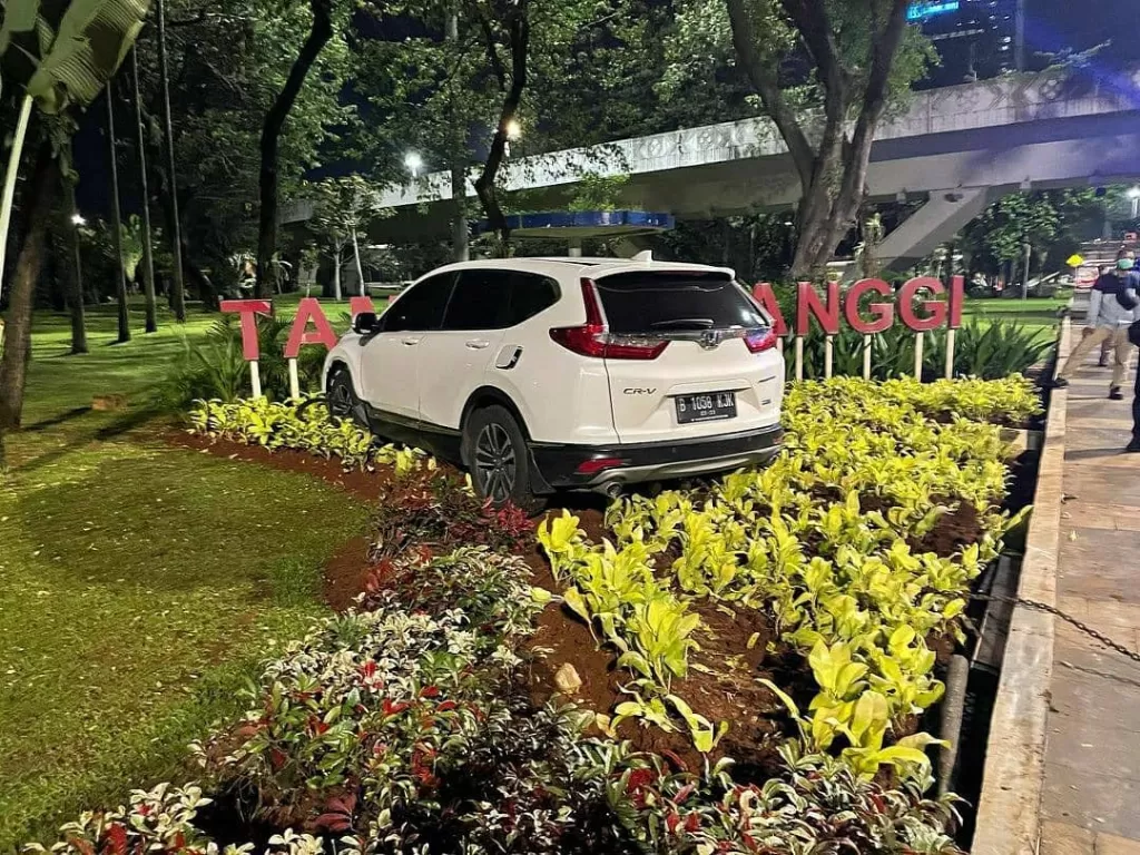 Mobil alami kecelakaan lalu lintas di Taman Semanggi, Jakarta Selatan, Minggu (21/3/2021). (Instagram/lintas.patroli)