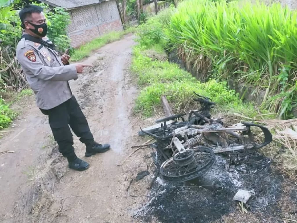 Sepeda motor milik pelaku hangus dibakar warga (Instagram/instalombok_)