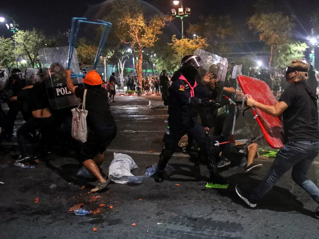 Demonstran bentrok dengan petugas polisi selama protes anti-pemerintah di Bangkok, Thailand, 20 Maret 2021. (photo/REUTERS/Soe Zeya Tun)