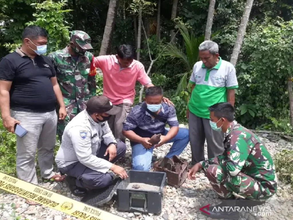 Tim Penjinak Bahan Peledak Perlengkapan Kodam Iskandar Muda saat mengangkat benda yang diduga mortir aktif, di Aceh Besar, Sabtu (20/3).  (photo/ANTARA/HO/dok.Humas Polresta Banda Aceh)