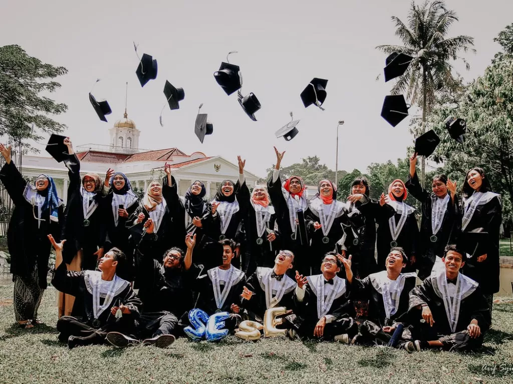 Ilustrasi mahasiswa penerima Kartu Indonesia Pintar (photo/pexels/Arif Syuhada)