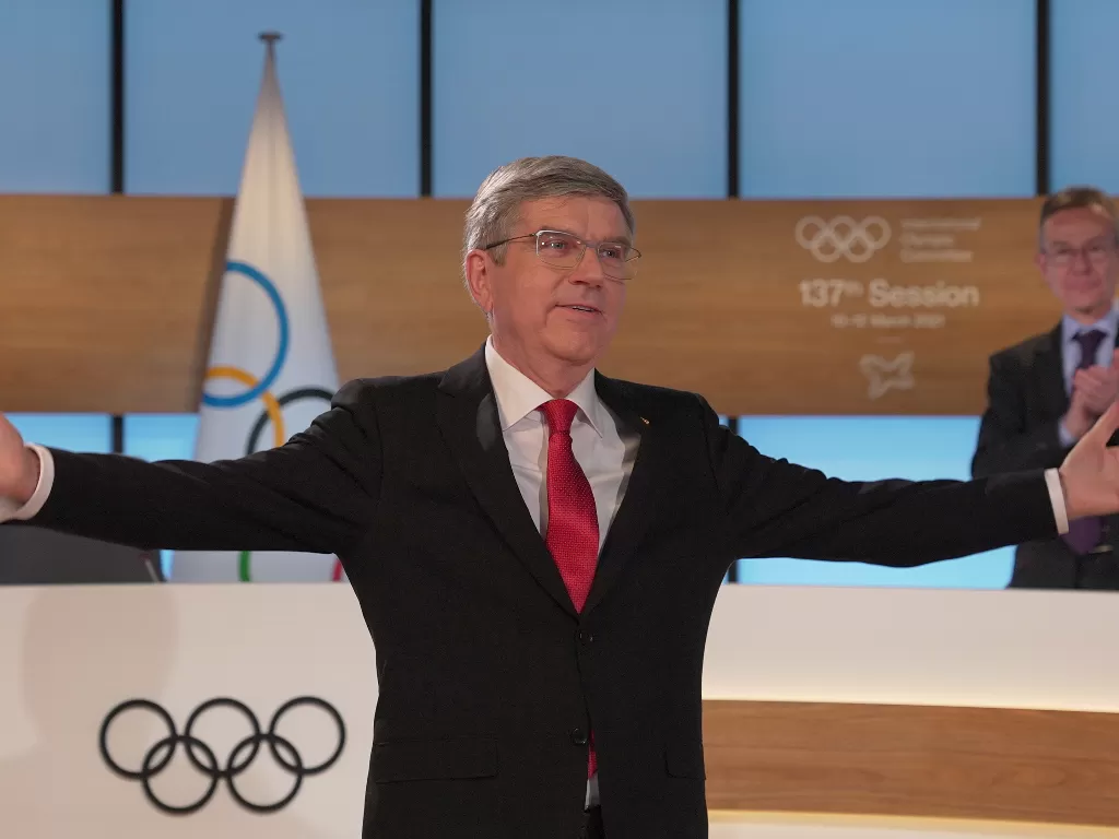 Presiden Komite Olimpiade internasional Thomas Bach bereaksi setelah terpilih kembali pada Sesi IOC ke-137 dan pertemuan virtual di Lausanne, Swiss, 10 Maret 2021.  (photo/Greg Marti /IOC/Handout via REUTERS)