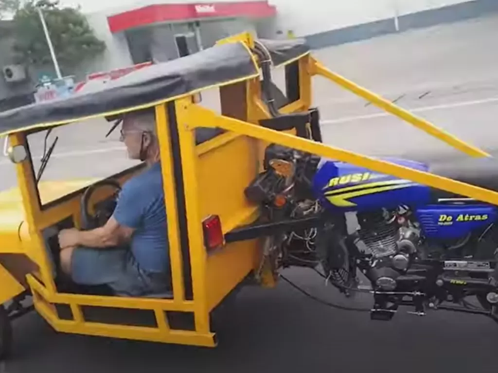 Kendarai setengah sepeda motor setengah mobil (YouTube/Viral Press)