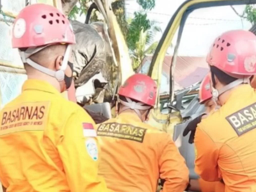 Petugas SAR melakukan evakuasi terhadap sopir truk yang mengalami kecelakaan menabrak pohon di Aceh. (Antara)