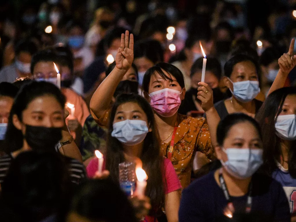 Aksi protes masih berlanjut sampai malam di Myanmar. (REUTERS/Stringer)