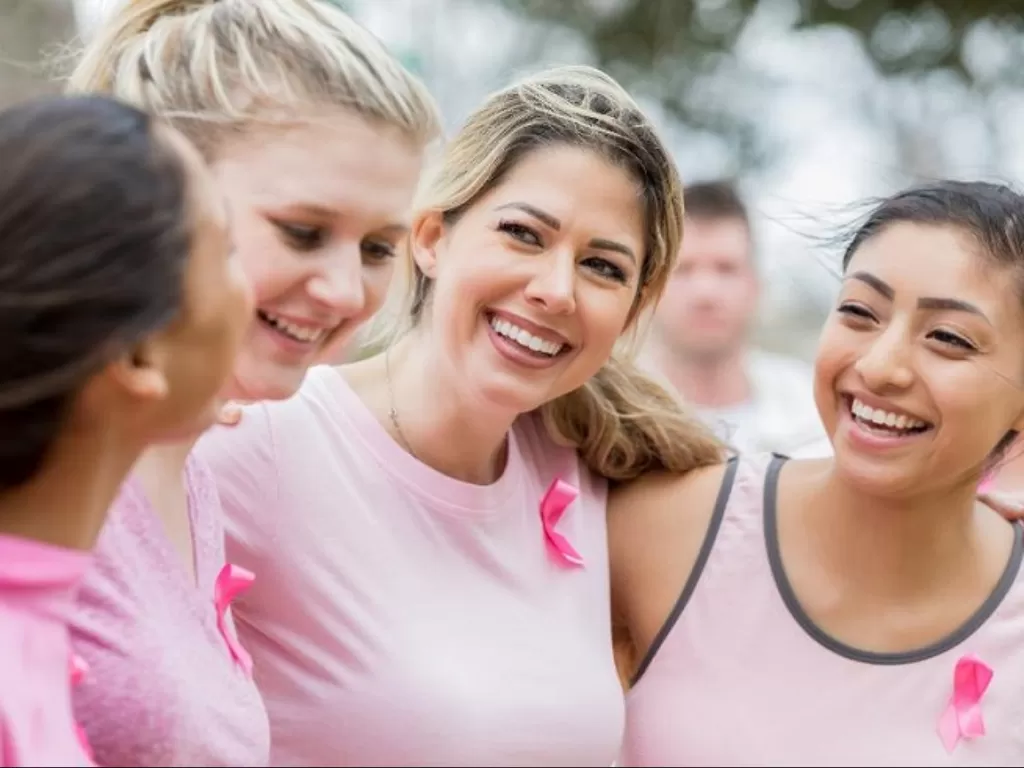Ilustrasi perempuan memakai simbol kanker payudara. (Forbes)