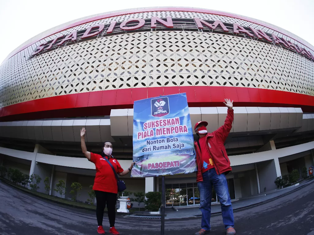 Pendukung Pasoepati mengusung poster Dukung Piala Menpora 2021 dari Rumah Saja saat kampanye di Stadion Manahan, Solo, Jawa Tengah, Selasa (17/3/2021). (ANTARA/Maulana Surya)