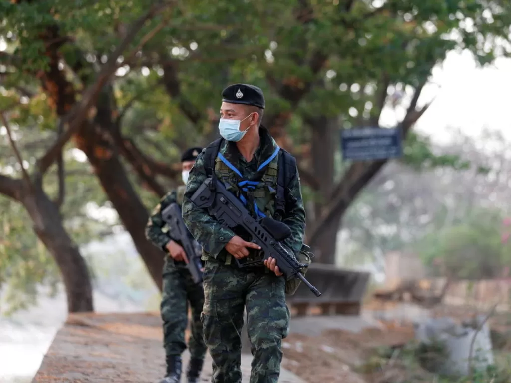 Penjaga perbatasan Thailand berjalan saat mereka berpatroli di perbatasan Myanmar di Mae Sot. (REUTERS/Soe Zea Tun)