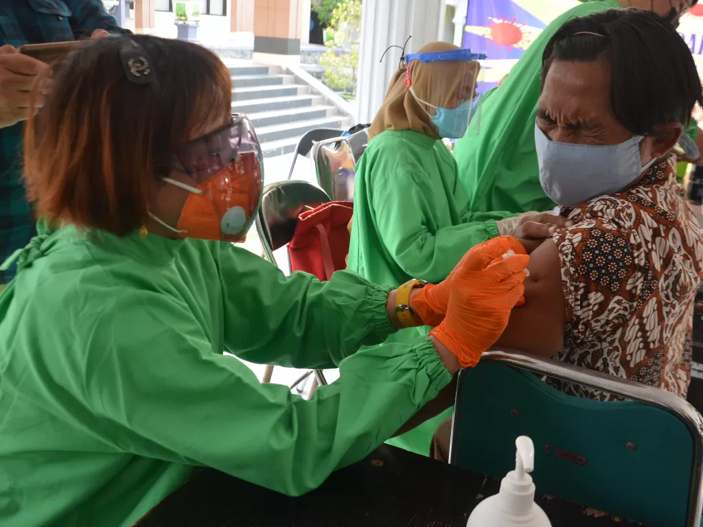 Warga mendapatkan vaksin COVID-19 Astrazeneca di Kecamatan Kota Jombang, Kabupaten Jombang, Jawa Timur, Senin (22/3/2021). (Foto: ANTARA/Syaiful Arif)