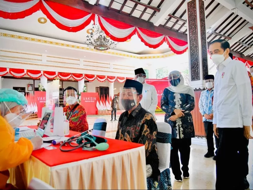 Ketua Umum Majelis Ulama Indonesia Provinsi Jawa Timur, Kiai Hasan Mutawakkil Alallah menjadi salah satu penerima vaksin Covid-19 produksi AstraZeneca. (Instagram/@jokowi)