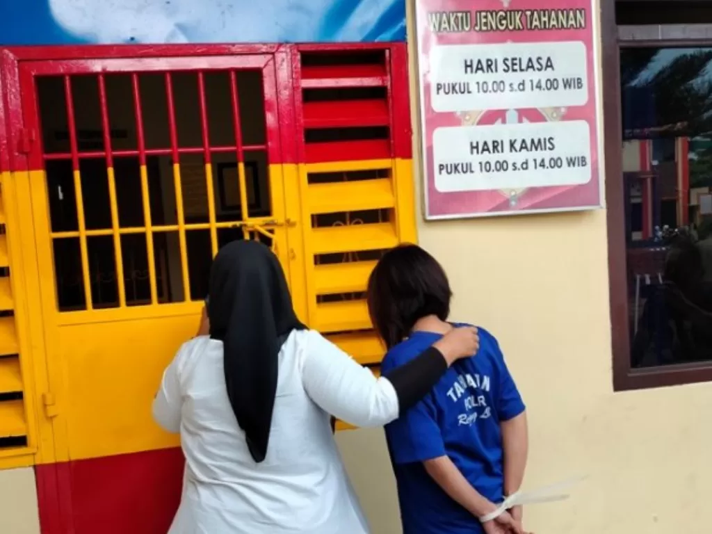  Tersangka pelaku eksploitasi anak saat digiring ke sel tahanan Polres Rejang Lebong belum lama ini. (dok.Antarabengkulu.com) 