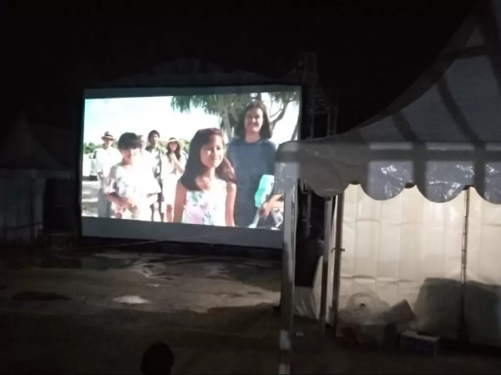  Suasana acara nonton bareng film Indonesia di Desa Sirnajaya, Kecamatan Cisurupan, Kabupaten Garut, Jawa Barat, Minggu (21/3/2021) malam. (ANTARA/Feri Purnama) 